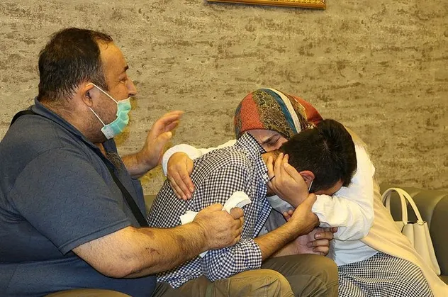 Son dakika: HDP önündeki ailelerin çığlığı eli kanlı PKK’yı bitirme noktasına getirdi! Bir aile daha evladına kavuştu