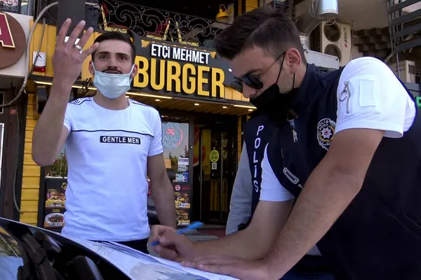 tisortuyle-de-mesaji-verdi-ama-kisitlamada-nisanlisina-cicek-goturen-genc-3-bin-460-tl-ceza-yedi-1621073282866.jpg Tişörtüyle de mesajı verdi ama... Kısıtlamada nişanlısına çiçek götüren genç 3 bin 460 TL ceza yedi-2