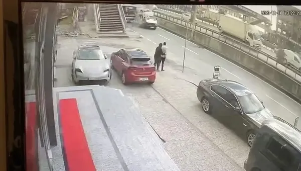 Son dakika: Avcılar D-100 yan yolda ambulans araçların arasından geçmeye çalışırken İETT ve otomobile çarptı-3