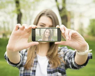 Eğer böyle selfie çekiyorsanız...