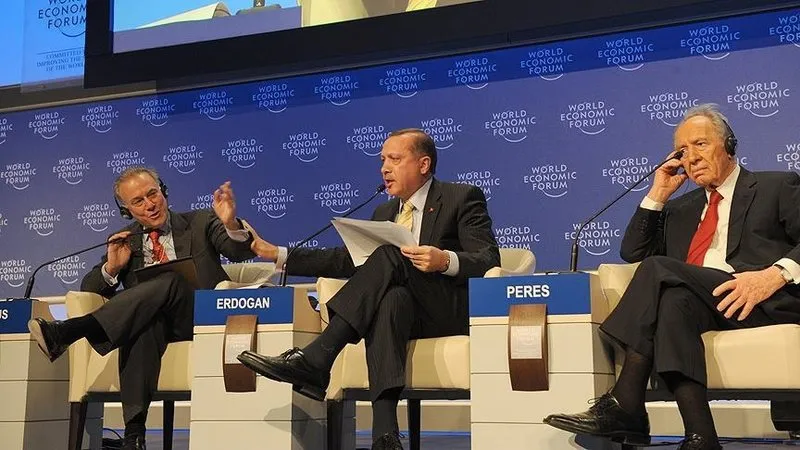 Erdoğan Davos'ta Peres'e ayar verdi (2009)
