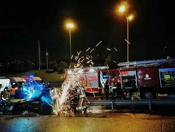 İstanbul Kartal'da bariyerlere çarpan otomobildeki iki kişinin ayakları koptu!-2