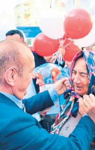 CHP'li Mehmet Salih Usta sokak sokak dolaşıp başörtüsü dağıttı