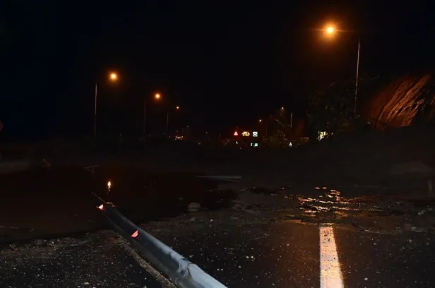 karadeniz-sele-teslim-oldu-dereler-tasti-yollar-gole-dondu-evleri-su-basti-1688950022248.jpeg Karadeniz sele teslim oldu: Dereler taştı, yollar göle döndü, evleri su bastı! Ankara-İstanbul yönü trafiğe kapalı... | Zonguldak, Bartın, Bolu son durum-32