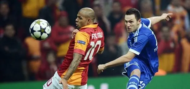 Felipe Melo dönüyor Hamit sağ beke geçiyor