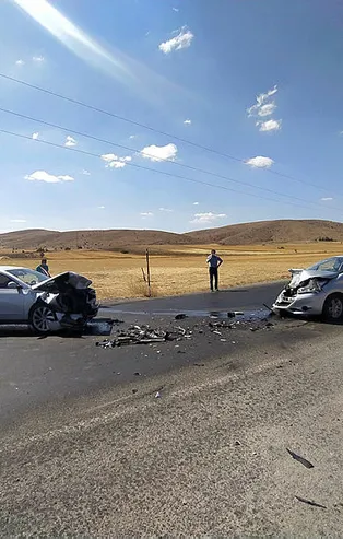 Feci kaza! Kafa kafaya çarpıştılar