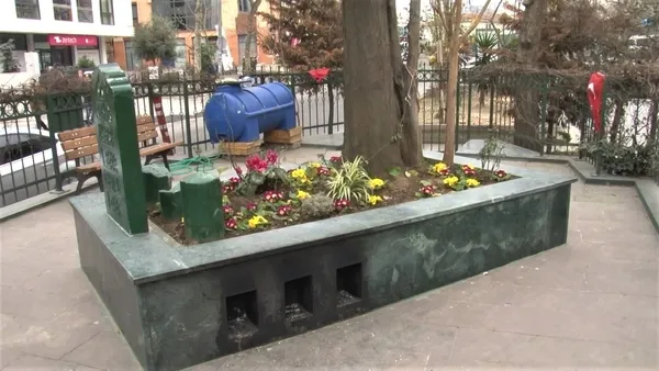 istanbul-atasehirde-caddeyi-ikiye-bolen-turbe-erenkoy-fatihi-ali-gazi-baba-mezarini-goren-sasirip-kaliyor-1641712284709.jpg İstanbul Ataşehir'de caddeyi ikiye bölen türbe! 'Erenköy Fatihi Ali Gazi Baba' mezarını gören şaşırıp kalıyor-6