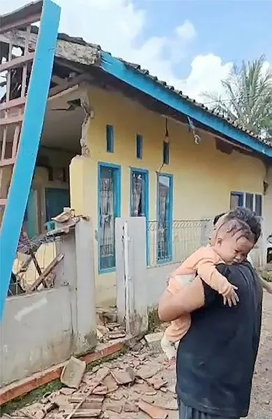 endonezyada-56-buyuklugunde-deprem-162-kisi-hayatini-kaybetti-1669047272115.jpeg Endonezya'da 5.6 büyüklüğünde deprem: 162 kişi hayatını kaybetti-4