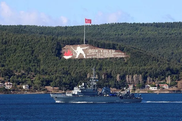 Rus askeri gemisi "Ivan Khurs" Çanakkale Boğazı’ndan geçti
