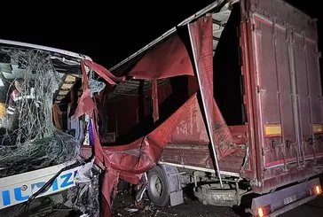 TIR ve yolcu otobüsü birbirine girdi