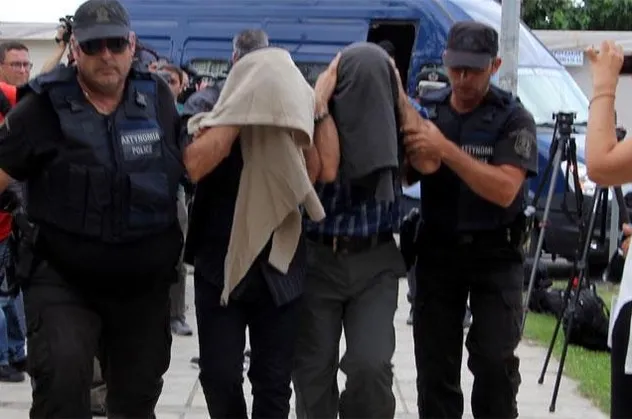 Yunanistan'a kaçan darbeciler için karar