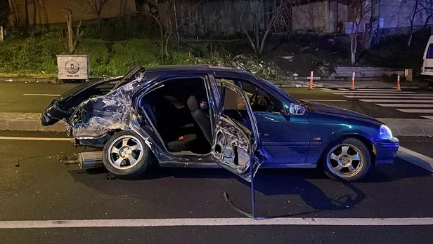 Son dakika: Maltepe'de gece yarısı kaza! Park halindeki minibüse çarparak durabildiler-2