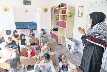 Sınırlar kapalı olduğu için Filistin'e dönemeyen Gazzeli resim öğretmeninin hikayesi yürek burktu!
