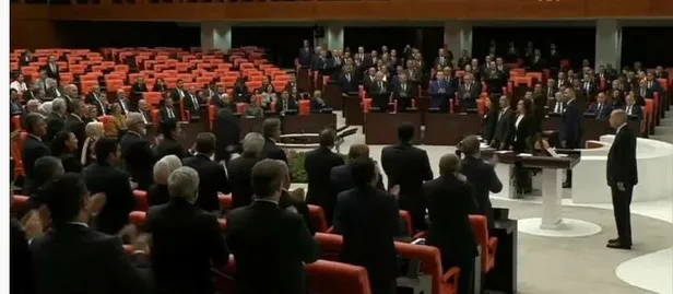 chp-hdp-siralarinda-yine-hazimsizlik-baskan-erdogan-mazbata-alirken-yine-ayaga-kalkmadilar-1685796549765.jpg