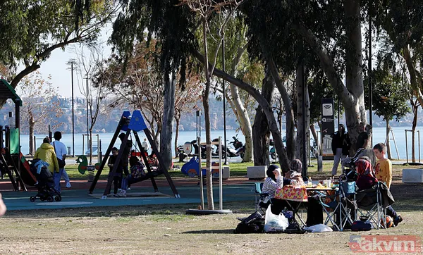 Dağda kar denizde keyif... Yeni yılın ilk gününde Antalya sahilleri doldu taştı - 18