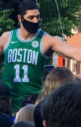 FETÖ "popüler" teröristlerini Trump'a karşı sahaya sürüyor! Enes Kanter ABD’deki eylemlere katıldı