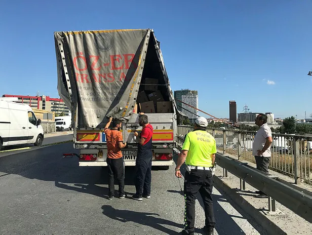 Küçükçekmece TIR dorsesi yan yattı, trafik durma noktasına geldi-1