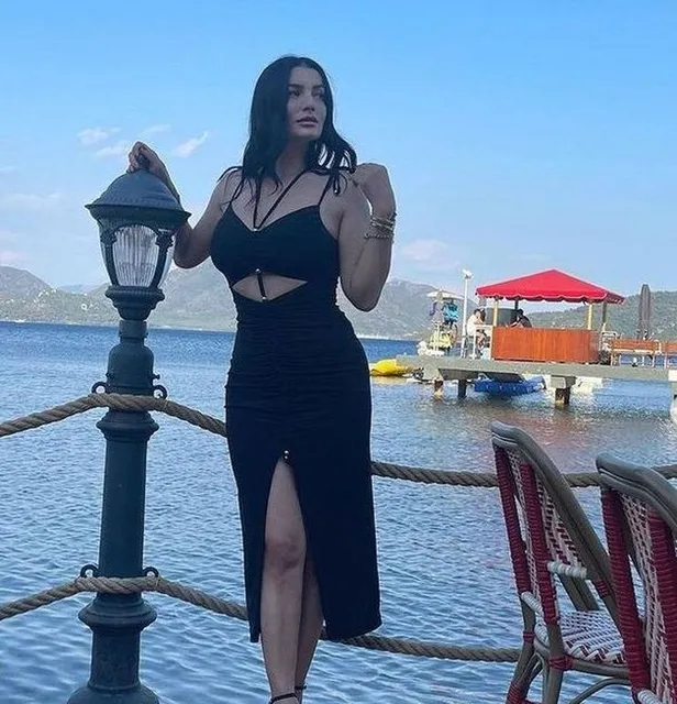 Aleyna Tilki de kimmiş annesi Havva Öztel yırtmaçlı miniyi çekti pabucu dama attı! Fiziğiyle kızının en büyük rakibi-7