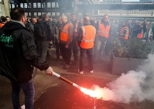 Paris'te grevler ülke geneline yayıldı-1