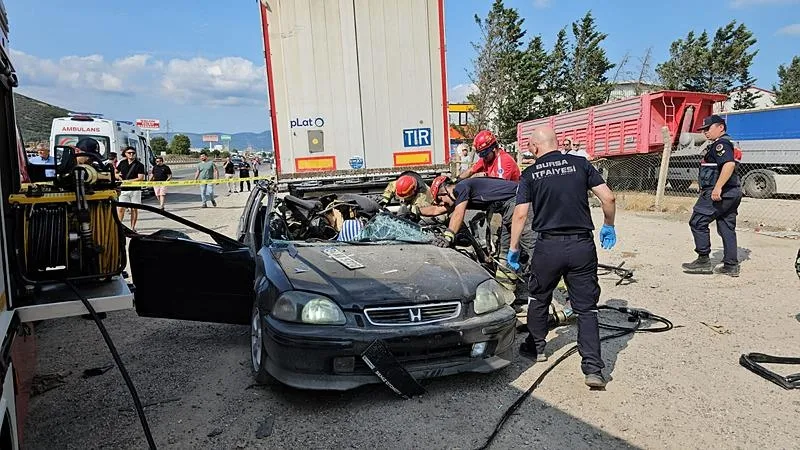Park halindeki TIR’ın dorsesinin altına giren otomobildeki 2 kişi öldü! Bursa'daki korkunç kaza kamerada-2