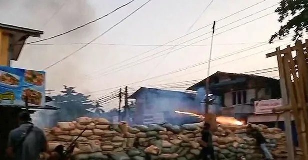 SON DAKİKA: Myanmar ordusu bu kez camiyi hedef aldı: 2 protestocu öldürüldü bağış paraları yağmalandı