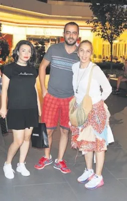 İki çiçek bir böcek