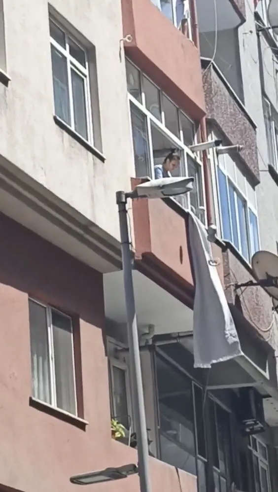 esinin-tutuklandigini-ogrenen-kadin-eline-ne-gectiyse-pencereden-atti-1658045170159.jpg Eşinin tutuklandığını öğrenen kadın eline ne geçtiyse pencereden attı-2