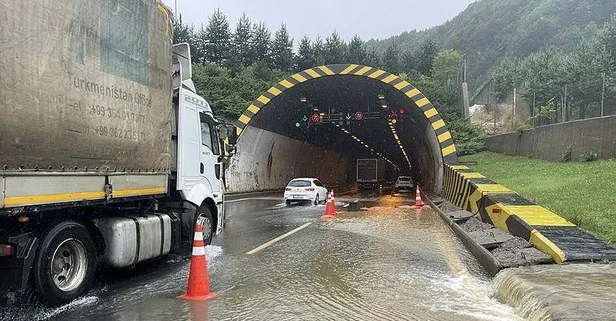 Son dakika: Yola çıkacaklar dikkat: TEM Otoyolu'nda heyelan! Ankara-İstanbul yönü trafiğe kapandı