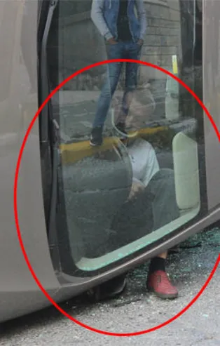 Takla atan araçta böyle sıkıştı
