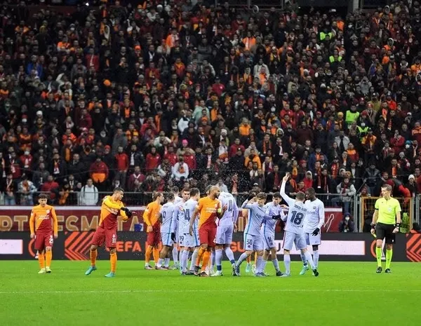 1650629422122.jpeg UEFA'dan Galatasaray'a şok ceza! Barcelona maçında yaşananlar pahalıya patladı-3