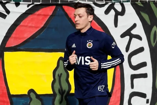 fenerbahceye-mesut-ozil-mujdesi-takimdan-ayri-duz-kosulara-basladi-1617390499131.jpeg