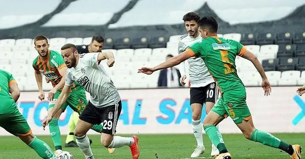 Beşiktaş bu pozisyonda penaltı bekledi! Cenk Tosun yerde kaldı hakem Ümit Öztürk ’devam’ dedi...