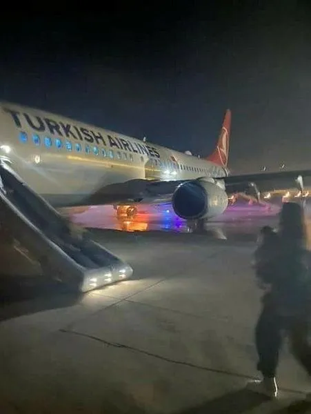 THY uçağının Hatay Havalimanı'na inişinin ardından lastiği patladı: "Misafirlerimiz güvenli şekilde uçaktan tahliye edilmiştir"-5