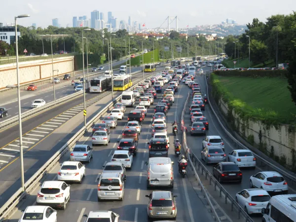 kurban-bayrami-tatili-donusu-istanbulda-trafik-eski-gunlerine-dondu-yogunluk-havadan-goruntulendi-1627280514989.jpg Kurban Bayramı tatili dönüşü İstanbul'da trafik eski günlerine döndü! Yoğunluk havadan görüntülendi-9