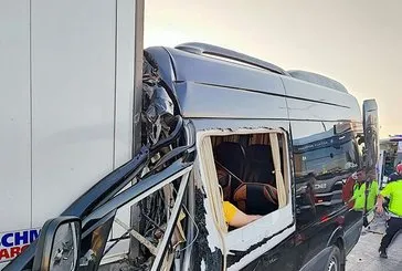 Tur otobüsü TIR’a çarptı: 2 ölü, 10 yaralı