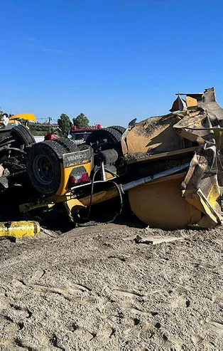 Son dakika: Büyükçekmece'de hafriyat kamyonu devrildi