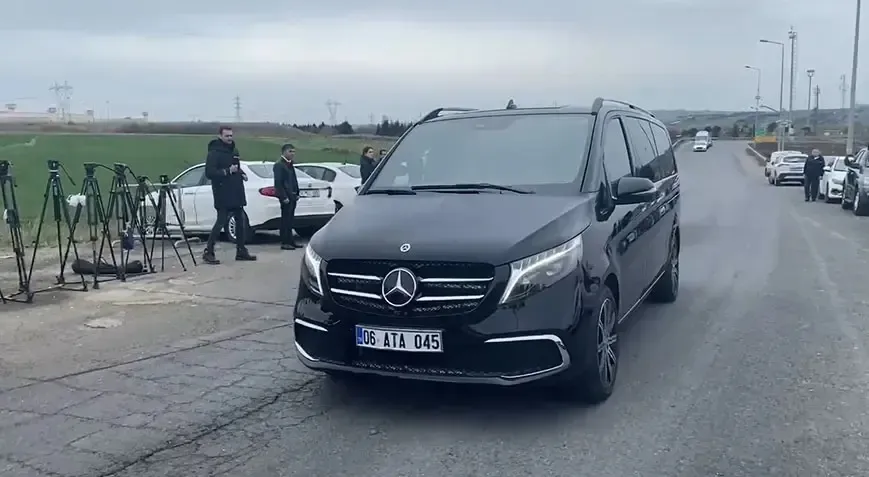 ozel-chp-genel-merkezinin-vip-aracini-hala-teslim-etmedi-1782223646354.jpg Yalım dizayn ettirdi Özel hala biniyor | CHP’nin makam aracını geri vermedi! “Gel teslim et”-2