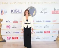 Ebru Yaşar’a Yılın İlham Veren Müzik Sanatçısı ödülü