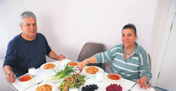 Depremde evlerini kaybettikten sonra devletin yaptığı köy evlerinde ilk iftarlarını açtılar