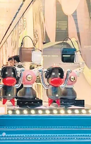 Prada’ya ırkçı suçlaması
