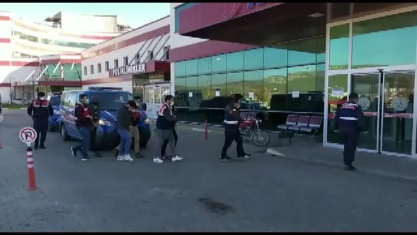 denizli-tavasta-koronavirus-yalaniyla-komsusunun-evindeki-kasayi-calan-supheli-minareden-yapilan-anonsla-yakalandi-1608888249090.jpg Denizli Tavas'ta koronavirüs yalanıyla komşusunun evindeki kasayı çalan şüpheli minareden yapılan anonsla yakalandı-4