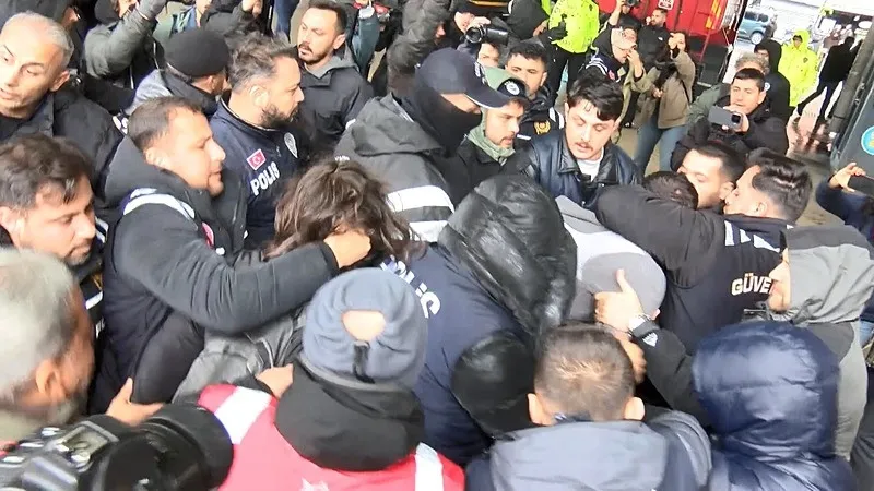 mecidiyekoyde-izinsiz-1-mayis-gosterisi-gozaltilar-var-1777623189748.jpeg İstanbul'da izinsiz 1 Mayıs gösterilerine polis müdahale etti: Gözaltılar var | 15 Temmuz Şehitler Köprüsü'nü kapatmaya çalıştılar-3