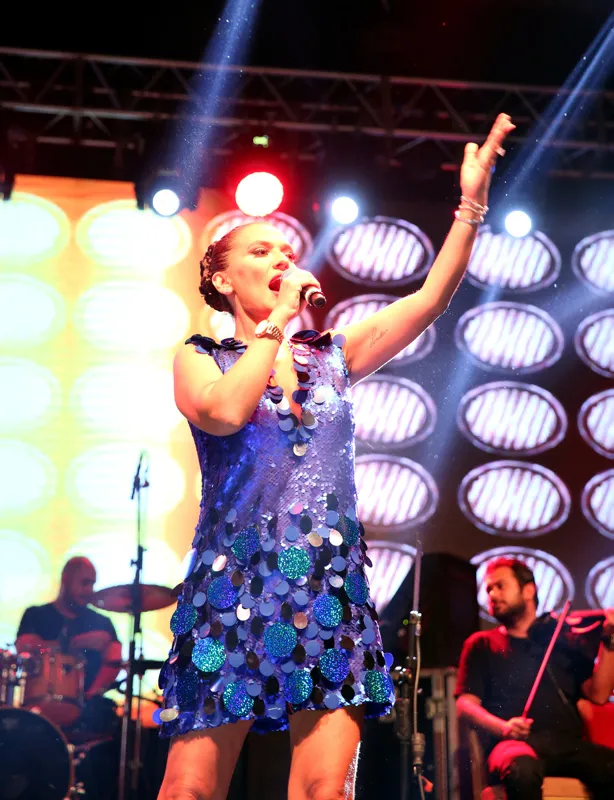 Demet Akalın boşanmanın ardından ilk konserini verdi!Bir detay dikkatlerden kaçmadı - 1