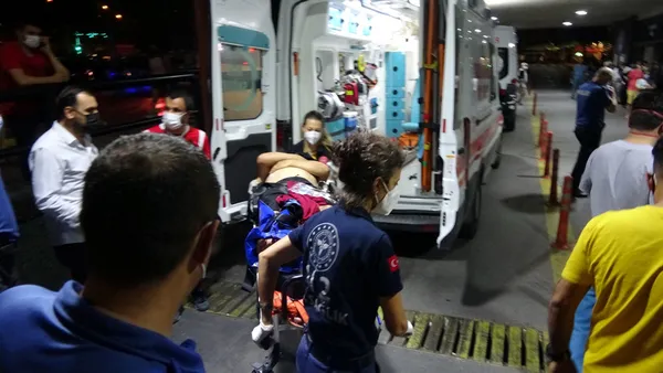 izmirde-hali-sahada-kiz-gibi-top-oynamayin-tartismasi-polis-memuru-tabancayla-bacagindan-vuruldu-1629325984852.jpg İzmir'de halı sahada 'kız gibi top oynamayın' tartışması! Polis memuru tabancayla bacağından vuruldu-3