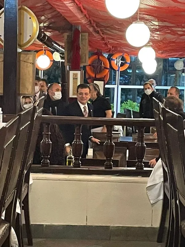 ekrem-imamoglu-istanbullularla-dalga-geciyor-herkes-kendi-kaldirimini-temizlesin-1643097594553.jpeg Ekrem İmamoğlu İstanbullularla dalga geçiyor! "Herkes kendi kaldırımını temizlesin"-2