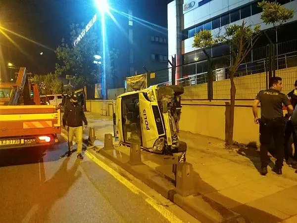 istanbul-sancaktepede-korkutan-kaza-polis-araci-yan-yatti-1590439793947.jpeg