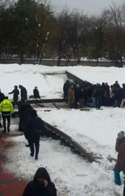 Camide tente çatı çöktü! Ölü ve yaralılar var