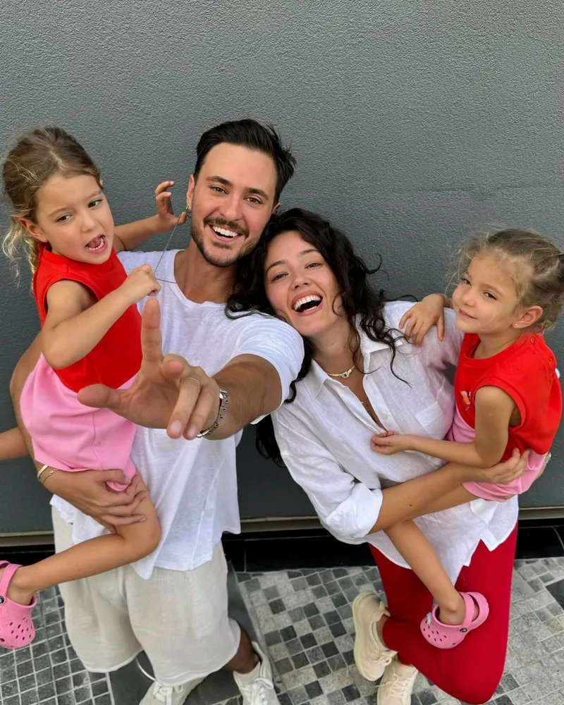 pelin-akil-ve-eski-esi-anil-altandan-bayram-pozu-1774079739851.jpg Boşandılar ama kopamadılar! Pelin Akil ve Anıl Altan'dan bayram sürprizi!-6