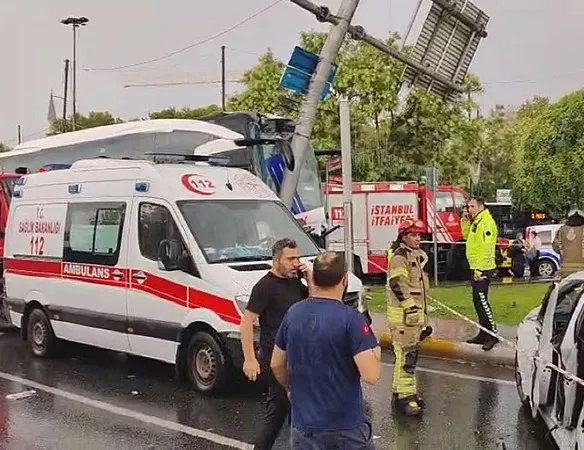 Eyüpsultan’da yolcu otobüsü kaza yaptı