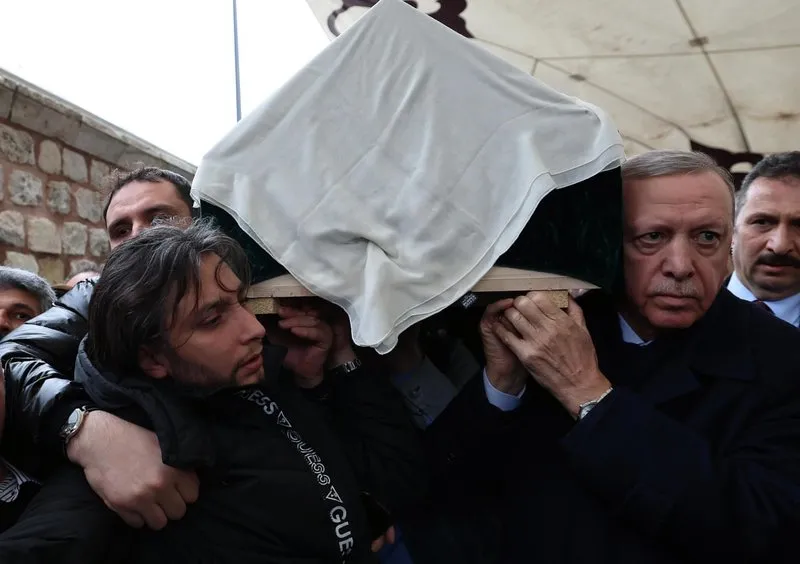 Başkan Erdoğan, namazın ardından Baltacı'nın tabutuna omuz verdi.